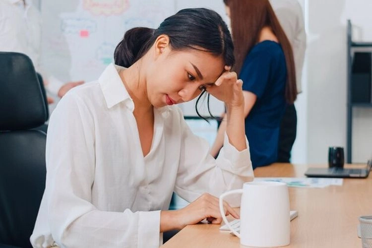 Ketahui Penyebab Sakit Kepala Saat Puasa