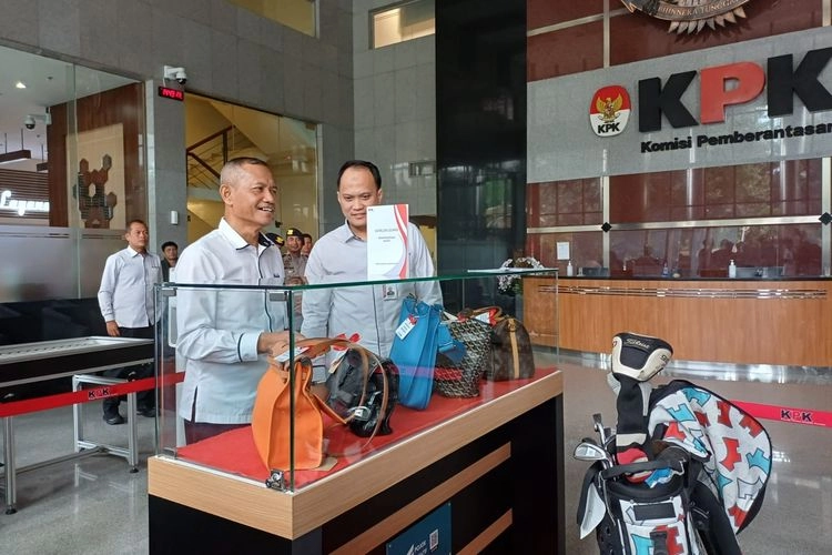 KPK Akan Lelang Mobil Mercy, Stik Golf, hingga Apartemen Hasil Korupsi