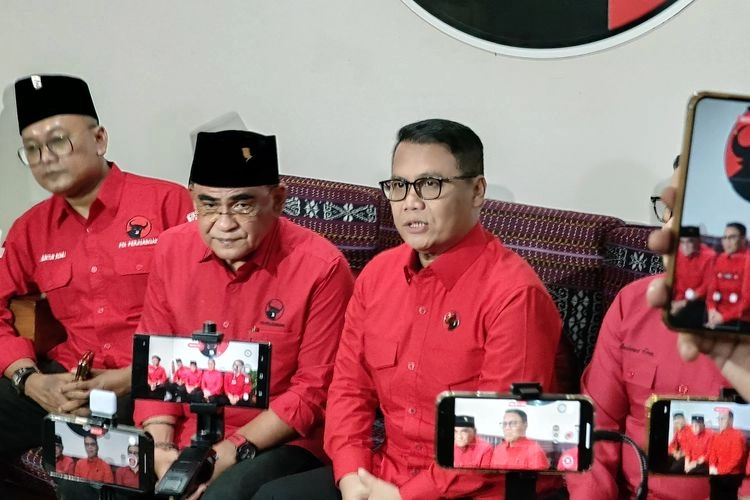 Megawati Tunjuk Ahmad Basarah dan Ronny Talapessy Jadi Jubir PDI-P