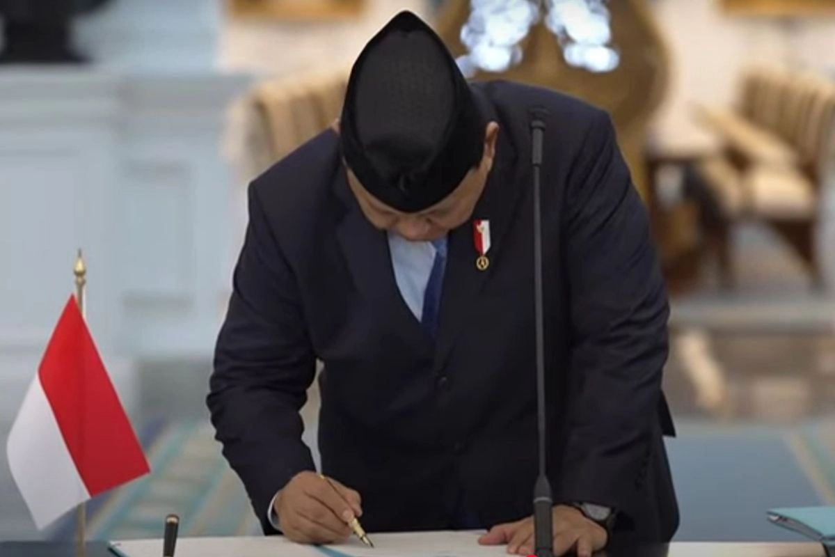 Prabowo 2 Kali Ucap ''Bismillah'' Saat Teken Aturan Hukum Pendirian Danantara