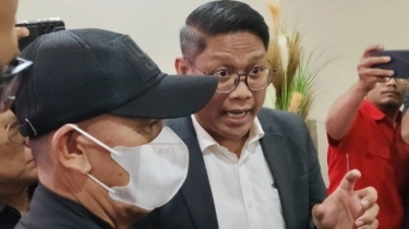 Diperiksa Sebagai Tersangka Kasus Pagar Laut, Kades Kohod Bungkam Saat Tiba di Bareskrim