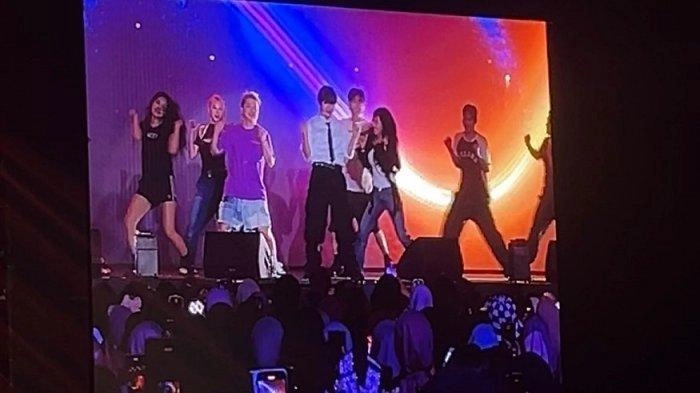 Konser di Jakarta Baekhyun EXO Berpantun: Ubur-ubur Ikan Lele, Kalian Manis Seperti Lele