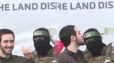 Netanyahu Tunda Pembebasan Lebih dari 600 Warga Palestina karena Sandera Israel Cium Pejuang Hamas?