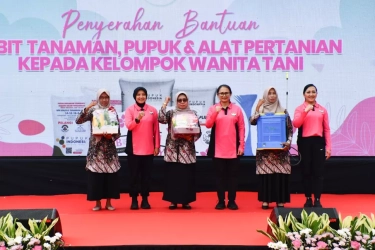 Bhayangkari Dukung Ketahanan Pangan, Juliati Sigit Serahkan Bantuan di Karanganyar