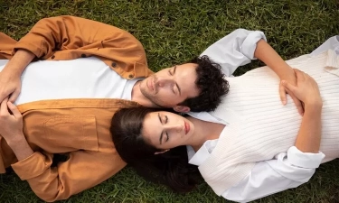 Menemukan Cinta Sejati di Usia 40-an Terasa Sulit dan Mustahil? 5 Fakta Ini Dijamin Akan Mengubah Pola Pikir Anda