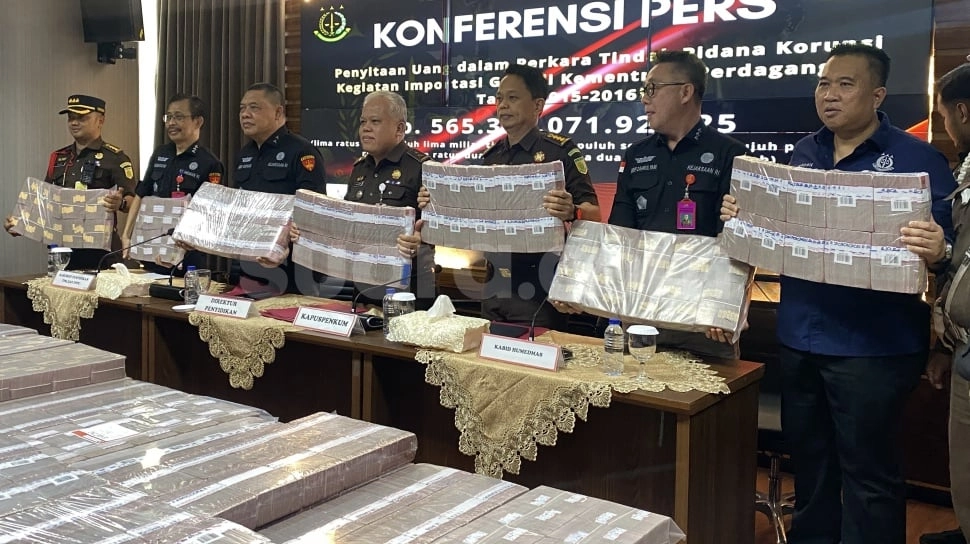 Pamer Tumpukan Duit, Kejagung Sita Rp565 Miliar Terkait Kasus Impor Gula Tom Lembong
