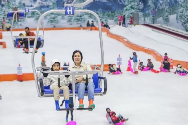 Sensasi Salju di Tengah Kota, 6 Alasan Snow World Trans Icon Surabaya Wajib Masuk Daftar Liburanmu