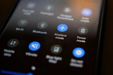 Apakah Dark Mode Bisa Menghemat Baterai HP? Begini Penjelasannya