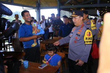 Kapolri Duga Pemukul Jurnalis di Semarang Bukan Ajudannya, tapi Tim Pengamanan