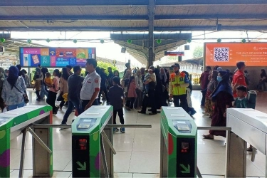 Makin Nyaman, Kereta Commuter Line Masih Jadi Pilihan Masyarakat Selama Masa Angkutan Lebaran 2025