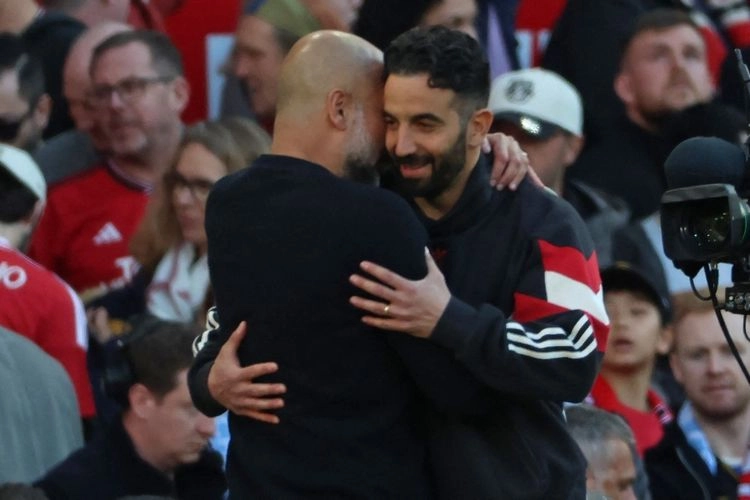 Man United Vs Man City Tanpa ''Api'', Amorim Jawab Sentilan Neville