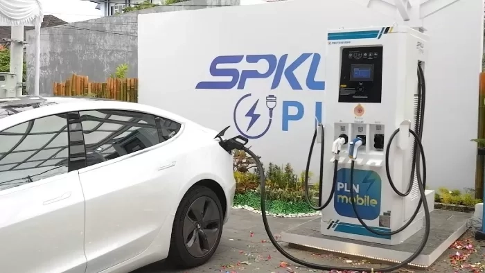Penting Mengetahui Cara dan Tipe Pengisian Baterai Mobil Listrik di Rumah dan SPKLU