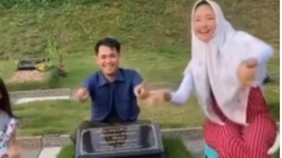 Viral Velocity di Makam, Begini Adab Ziarah Menurut UAS