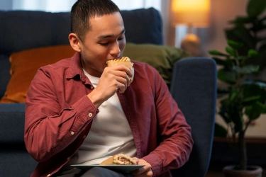 Kebiasaan Makan Larut Malam Buruk untuk Jantung