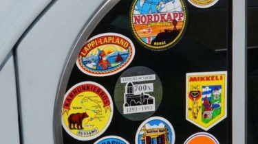 Cara Mudah Menghilangkan Sisa Stiker dari Permukaan Kaca