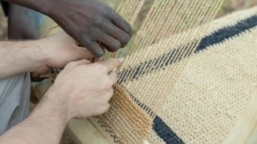 Dilarang Sekolah, Bocah Perempuan Afghanistan Dipaksa Jadi Penenun Karpet