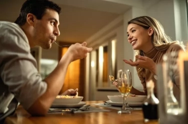 Ketahui 7 Sinyal Cinta Tersembunyi dari Bahasa Tubuh Perempuan