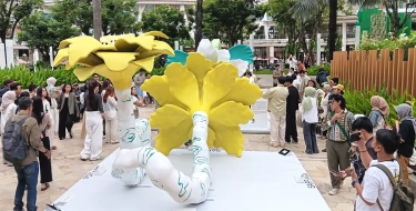 Mengunjungi Morfosia: Instalasi Bunga Raksasa yang Wewangiannya Menghipnotis Pengunjung Central Park