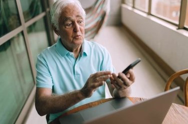 Ogah Gaptek, 6 Ciri Generasi Baby Boomer yang Tetap Melek Teknologi Seiring Bertambahnya Usia