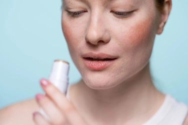 6 Tips Aplikasikan Kembali Sunscreen di Atas Makeup
