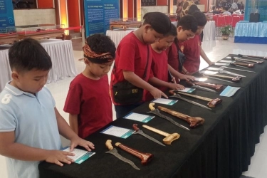 Pameran Ratusan Keris Nusantara di Universitas Brawijaya Malang Dikunjungi Wisatawan dan Anak-anak
