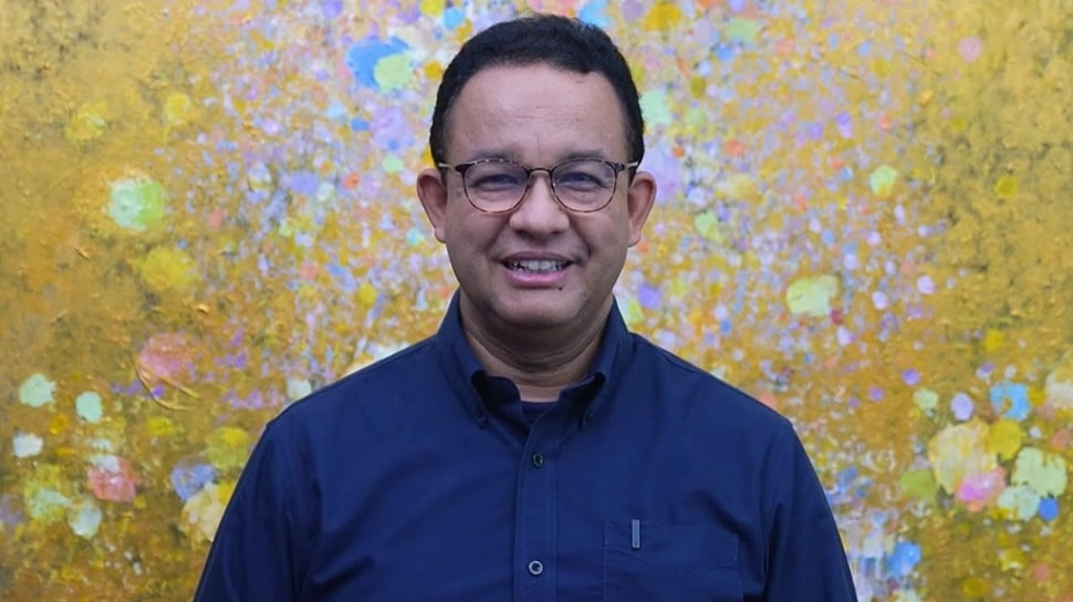 Dikerubungi Anak SMA, Anies Diminta Tanda Tangan di Sepatu Bak Lionel Messi