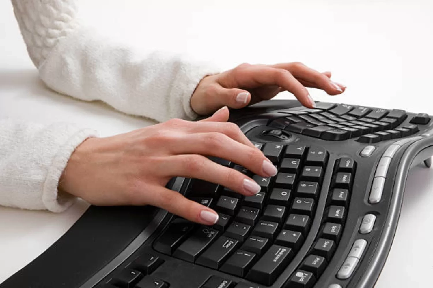Ini Keuntungan Menggunakan Keyboard Ergonomis, Solusi untuk Meningkatkan Produktivitas dan Kesehatan di Tempat Kerja