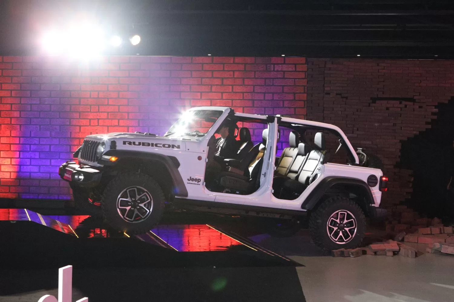 (OTO) Jeep Wrangler Terbaru Resmi Meluncur di Indonesia, Fitur Diklaim Lebih Canggih, Harganya Dipatok Rp 2 Miliar Lebih