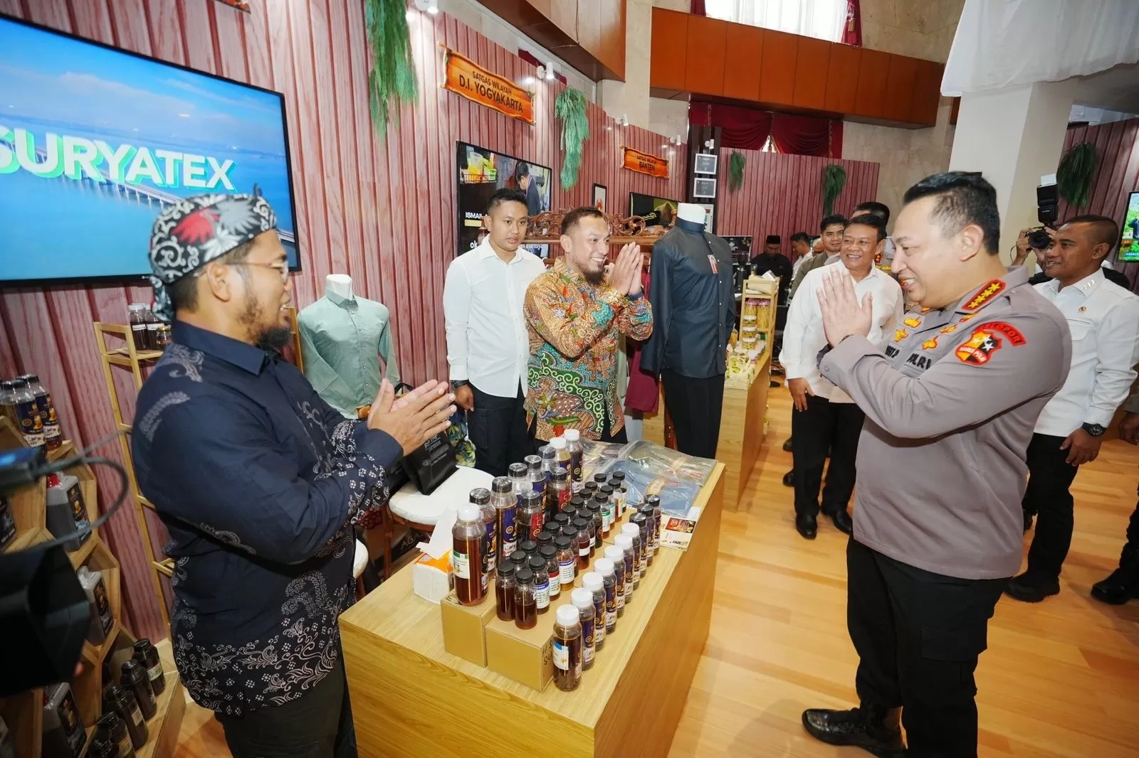 Dukung Deradikalisasi, Kapolri Sigit Kunjungi Stan Usaha Eks Napiter Binaan Sahabat Densus