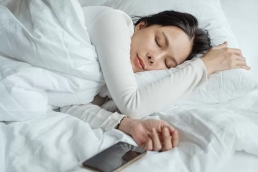 Orang yang Butuh Suara Latar untuk Tidur Punya 4 Sifat Unik Ini, Menurut Psikologi