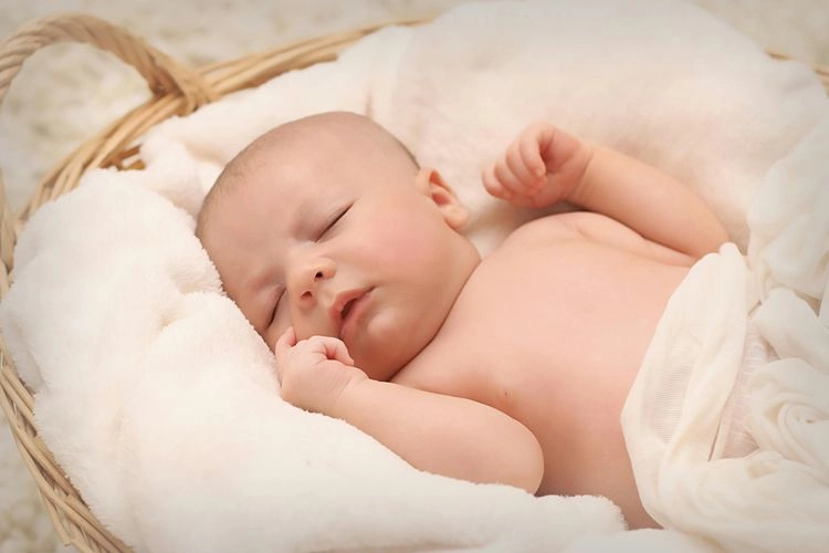 Benarkah Minum Air Kelapa Saat Hamil Bikin Kulit Bayi Bersih?