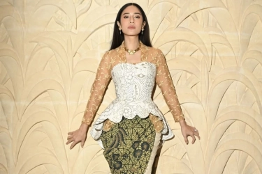 Intip Gaya Dian Sastro Padu Padan Kebaya dan Kain Batik di Hari Kartini