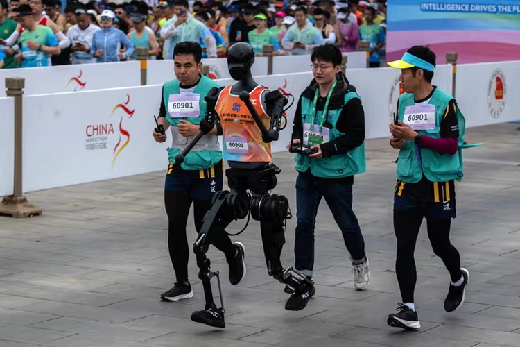 Ketika Manusia dan Robot ''Adu Cepat'' di Ajang Lari Maraton...