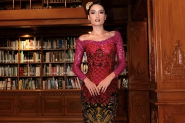 Peringati Hari Kartini, Cinta Laura Tampil Anggun Pakai Kebaya Modern Fuchsia