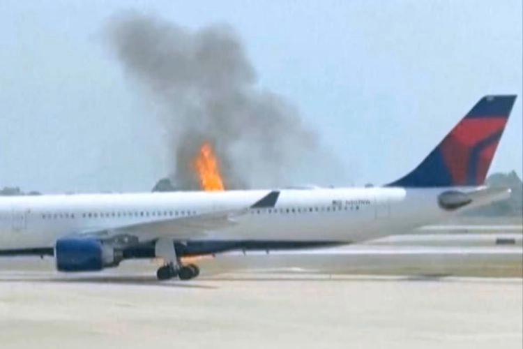 Pesawat Delta Air Lines Tebakar, Penumpang Dievakuasi lewat Perosotan Darurat