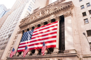 Wall Street Terkoreksi, Serangan Trump pada The Fed dan Kemajuan Negosiasi Tarif Jadi Sorotan