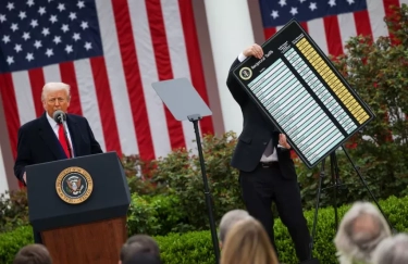 Donald Trump Akan Berlakukan Kembali Tarif Impor ke Sejumlah Negara dalam Dua Minggu ke Depan