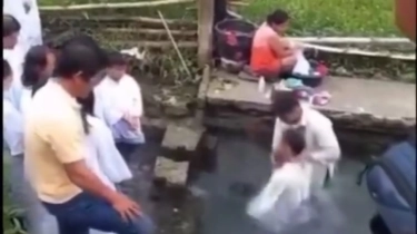 Viral! Ibu-ibu Santai Ngucek Baju di Kolam Saat Pembaptisan, Jemuran Lebih Penting!