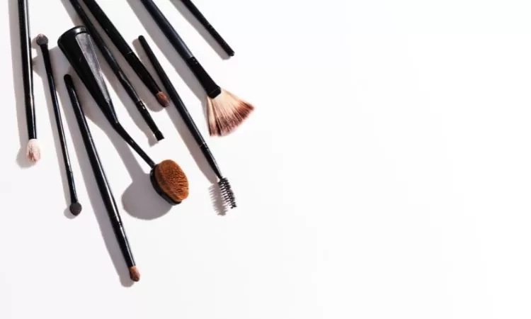 7 Cara Membersihkan Kuas Make Up dengan Tepat dan Benar agar Tidak Menimbulkan Masalah Kulit