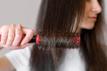 6 Tips Menyisir Rambut dengan Benar, Kurangi Rambut Patah