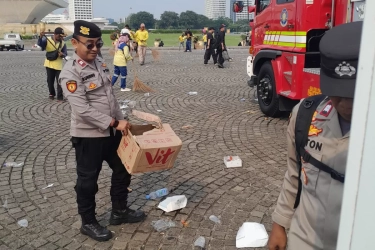 100 Personel Polri Turun Bersih-bersih Monas Usai Aksi May Day 2025