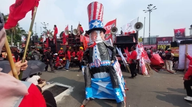 Sosok 'Donald Trump' Tiba-Tiba Muncul di Tengah Aksi Massa Merayakan Hari Buruh Internasional di Depan Gedung DPR