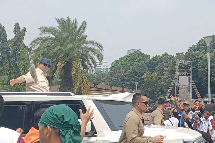 Momen Prabowo Bagikan Baju untuk Buruh dari Atas Maung Saat Tinggalkan May Day Monas