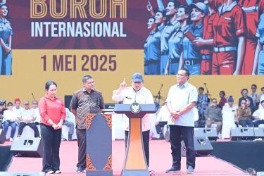 Momen Prabowo Minta Izin Minum Kopi ke Buruh Gara-gara Suara Serak...