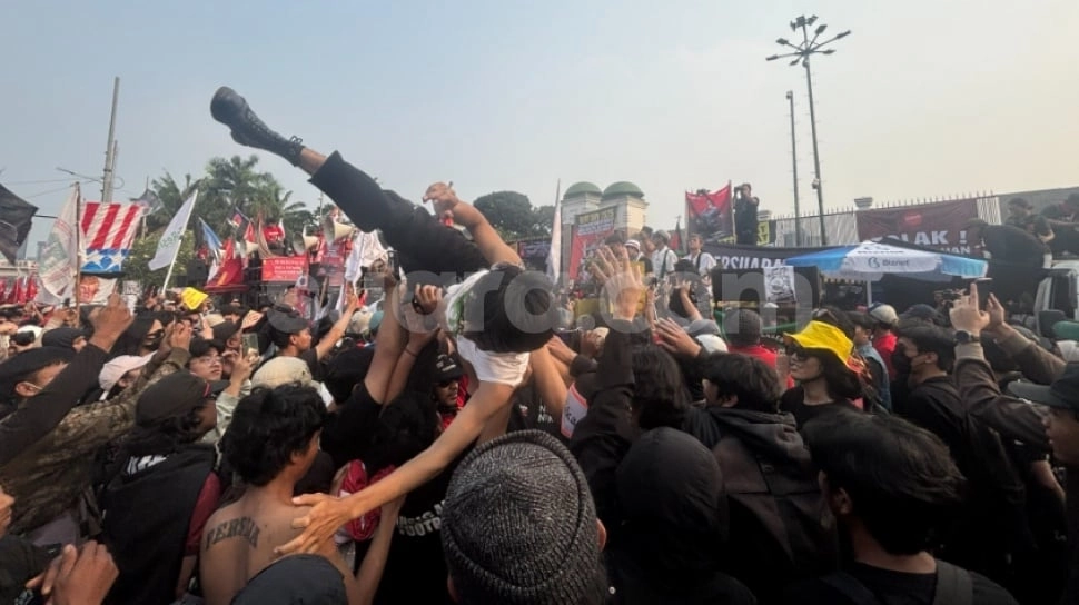 Massa Aksi Crowd Surfing Nikmati Distorsi The Brandals, Pelataran DPR Berubah Jadi Gigs Jalanan