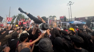 Massa Aksi Crowd Surfing Nikmati Distorsi The Brandals, Pelataran DPR Berubah Jadi Gigs Jalanan
