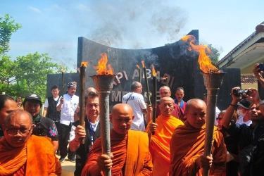 Makna Api Dharma yang Diambil di Mrapen pada Perayaan Waisak