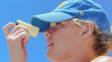 7 Rekomendasi Produk Sunscreen Stick, Mudah Diaplikasikan dan Praktis Dibawa ke Mana Saja
