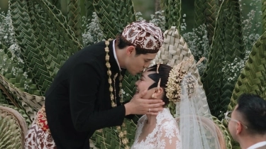 Makna Kain Denyut Semesta Rancangan Asri Welas di Melukat Luna Maya dan Maxime Bouttier