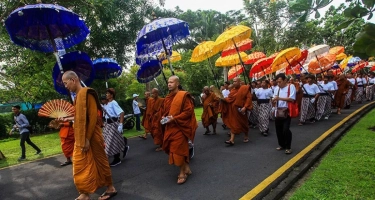 5 Tradisi Unik Umat Buddha Rayakan Waisak di Indonesia, Nomor 5 yang Paling Ditunggu-Tunggu!